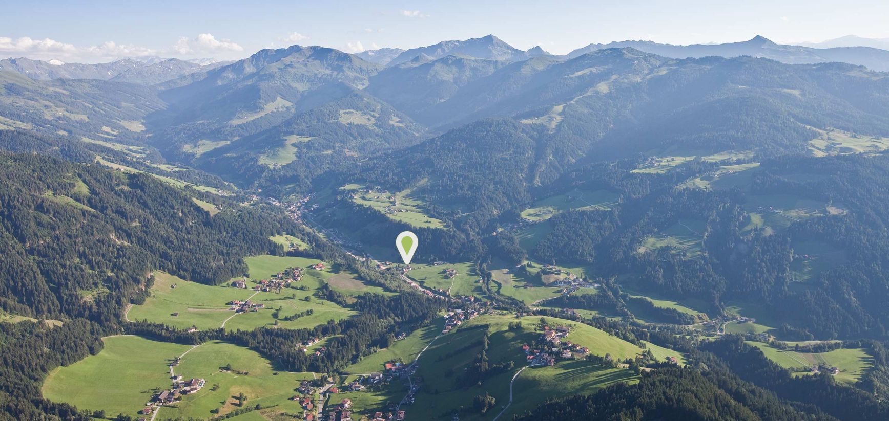 Luftaufnahme der Wildschönau mit Standort-Markierung